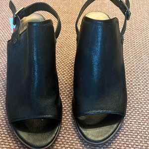 Never worn with tags. 7.5 black with back strap.